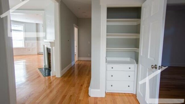 Foto del edificio - HOT BROOKLINE LISTING!!!!!