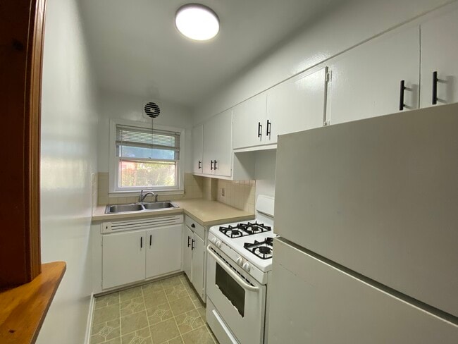 Building Photo - 1117 S Westnedge Ave