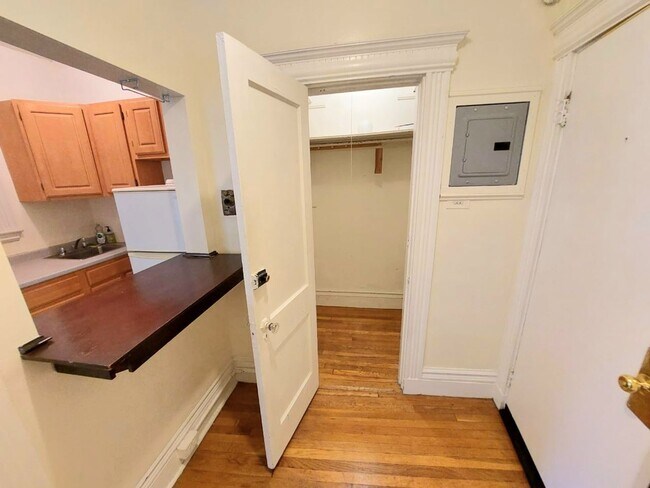 Building Photo - Charming Studio in the Historic Fenmore Building!