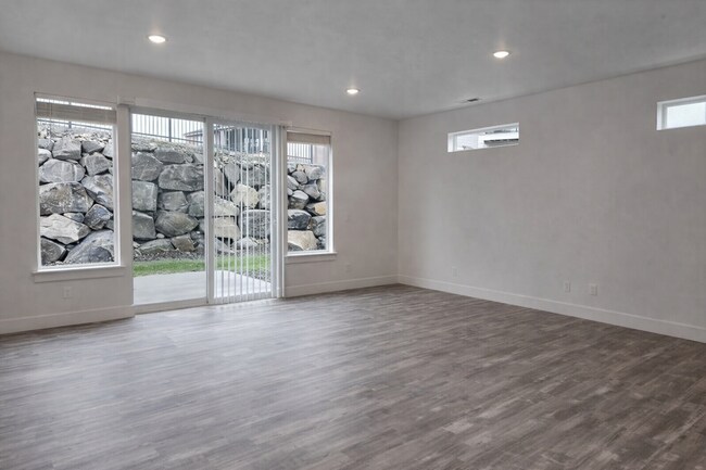 Foto del edificio - 1 MONTH FREE WHEN YOU SIGN A 15 MONTH LEASE!  BRAND NEW TOWNHOME IN THE DESIRABLE SOUTHRIDGE AREA!