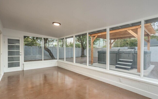 Building Photo - Biltmore District Luxury – Month-to-Month ...