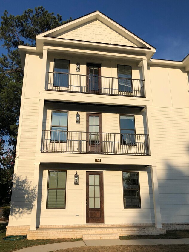 1341 9th Ave, Tuscaloosa, AL 35401 Townhome Rentals in Tuscaloosa AL