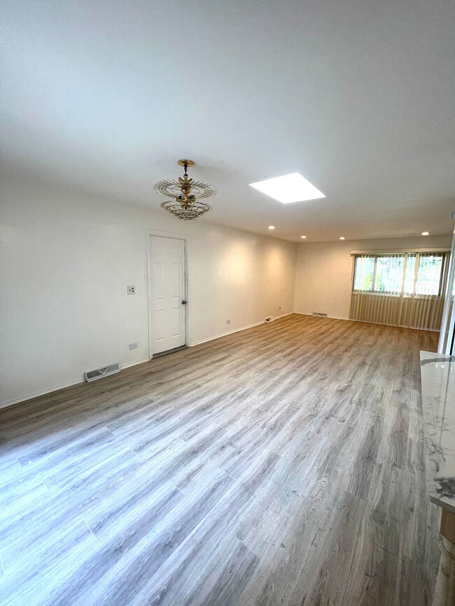 Building Photo - 14949 Highland Ave