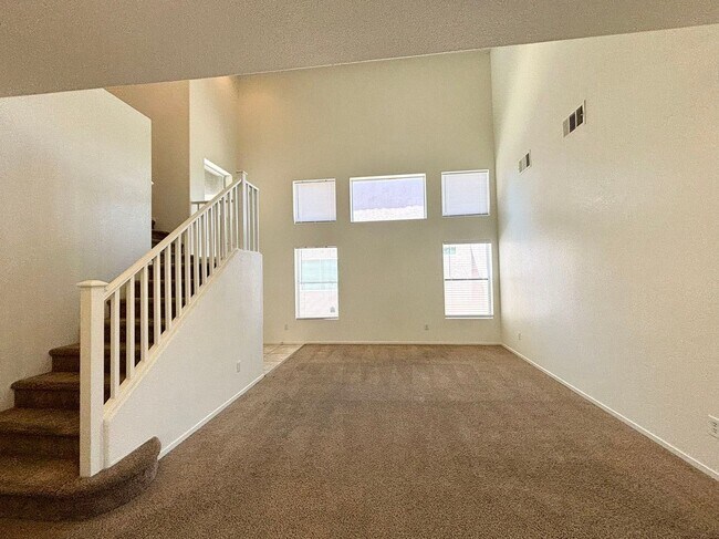 Foto del edificio - Beautiful 2 story, 4 bedroom home located ...