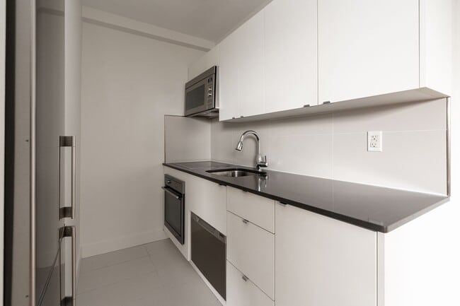 Building Photo - 263 Russell Hill Rd