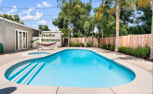 Large pool & jacuzzi in backyard - 4775 Oakwood Pl