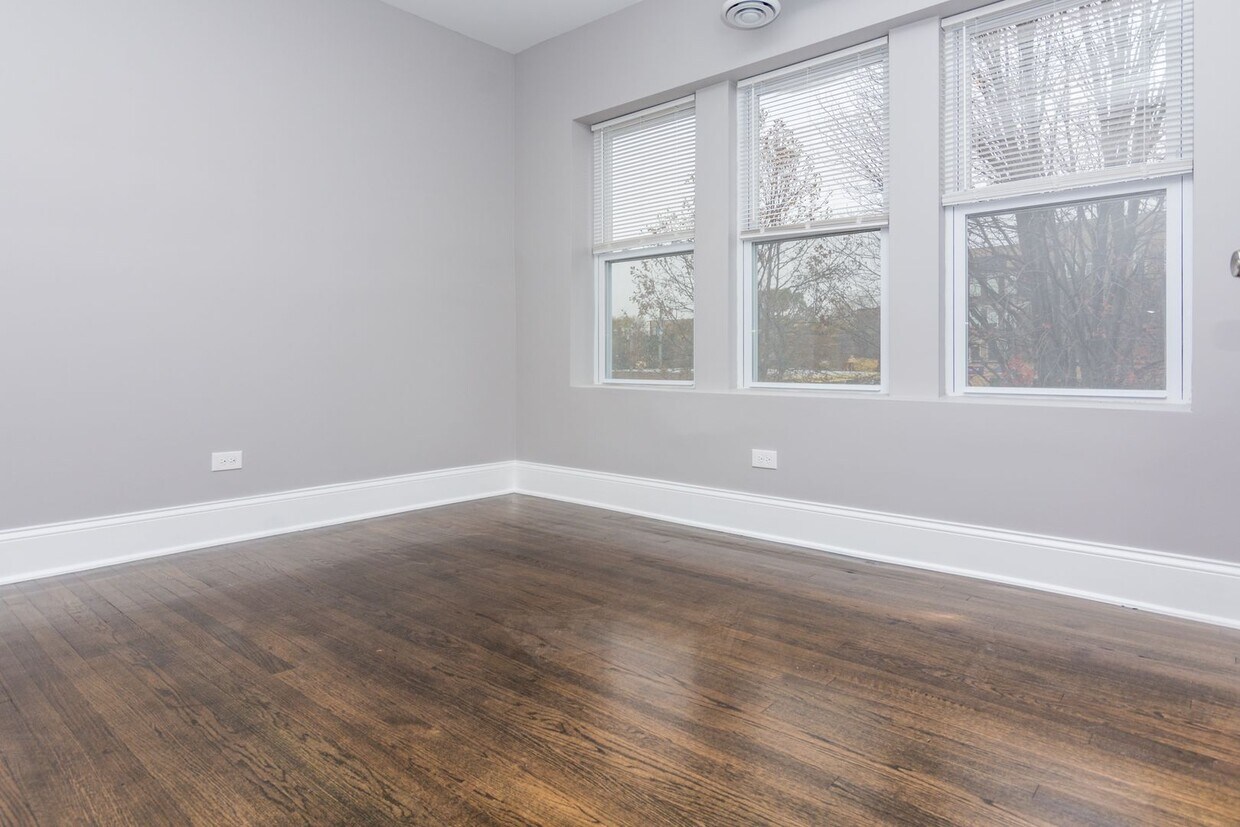 Foto principal - 7519 S Yale Ave