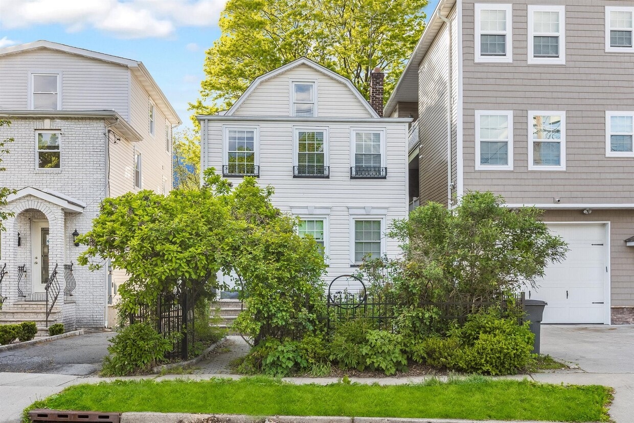 Foto principal - 102 Broughton Ave