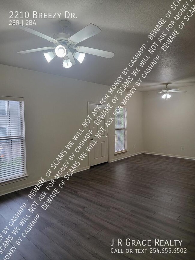Building Photo - 2210 Breezy Dr