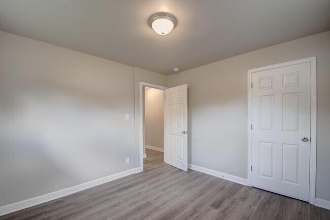 Building Photo - 4232 W 20th Ave