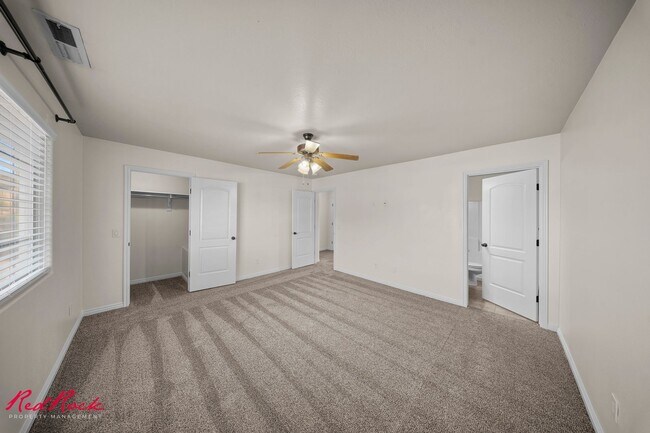 Foto del edificio - Adorable 3 Bedroom End Unit Townhome!