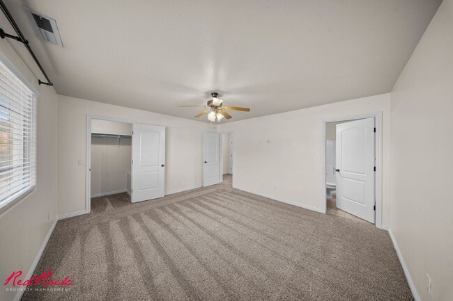 Building Photo - Adorable 3 Bedroom End Unit Townhome!