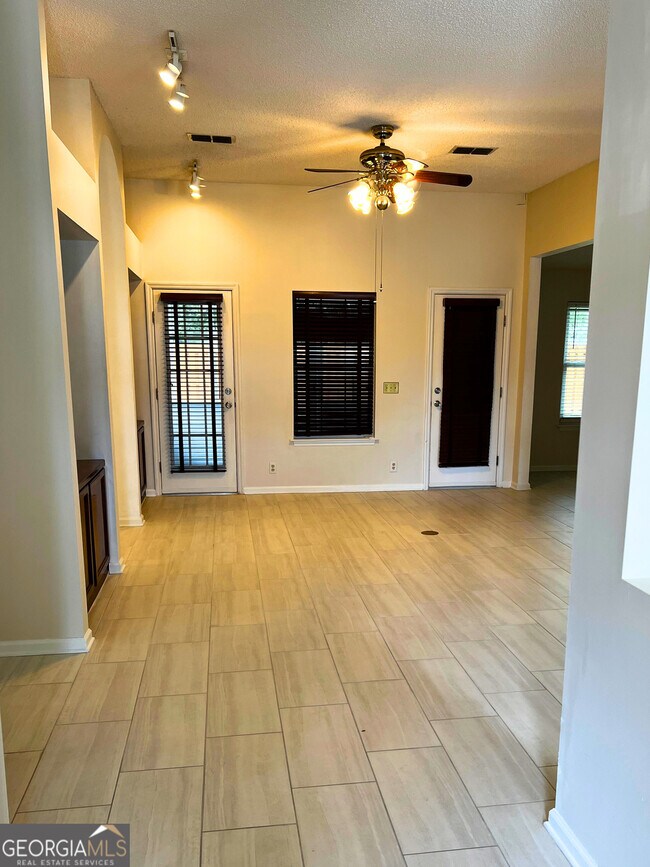 Building Photo - 403 Flamingo Dr