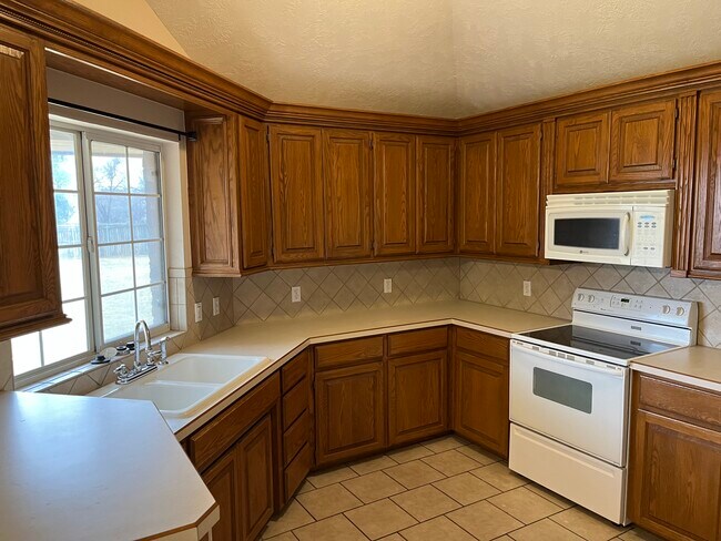 Building Photo - 52 Hillcrest Dr