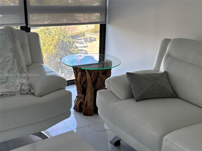 Foto del edificio - 400 Leslie Dr