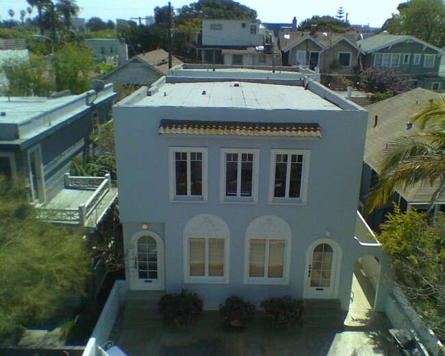 Foto del edificio - 124-128 Breeze Ave.-126