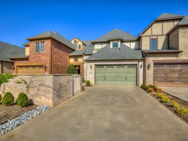 Foto del edificio - Luxury Townhome in Edmond + Near Rose Cree...