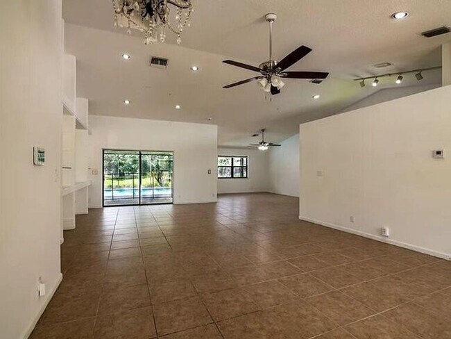 Foto del edificio - 14616 Autumn Ave