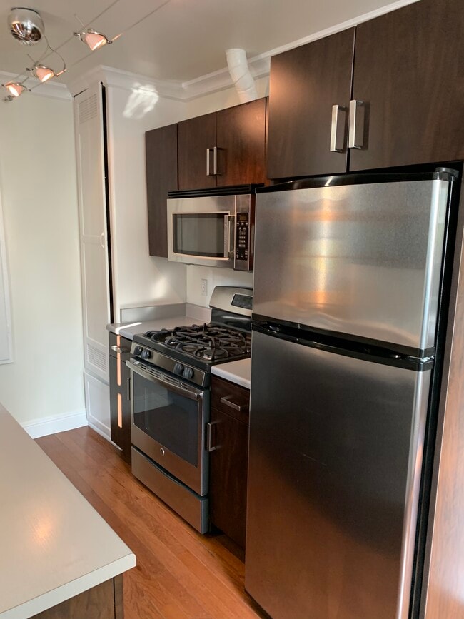 Building Photo - 1021 N Doheny Dr