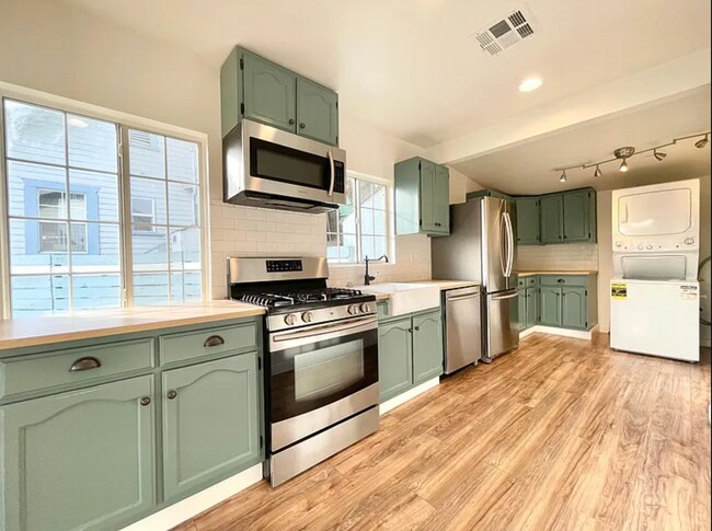 Foto del edificio - 3 Bed 1 & 1/2 Bath Home in a great Highland Park Location is Now Available!