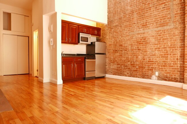 Building Photo - 60 W 84th St