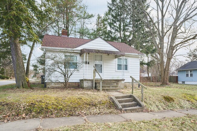 Building Photo - Renovated Bungalow for rent