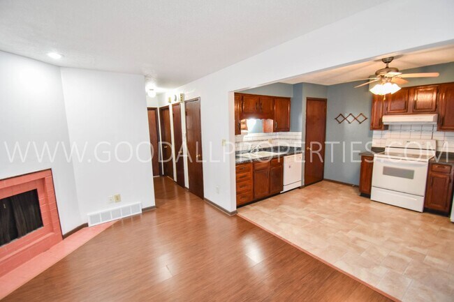 Foto del edificio - Great Deal!!! 2 Bedroom Duplex with Basement