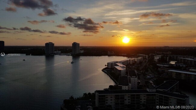 Foto del edificio - 1000 W Island Blvd