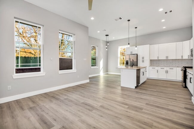 Building Photo - 4924 Winnetka St