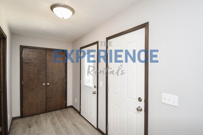 Foto del edificio - 3704 S Outfield Cir