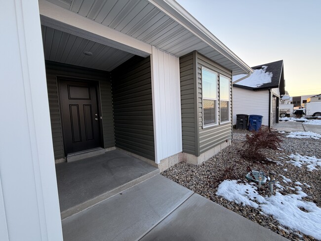 Building Photo - HC 528