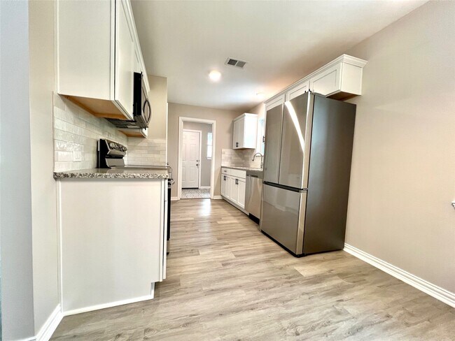 Foto del edificio - 813 Cedar Lawn Dr