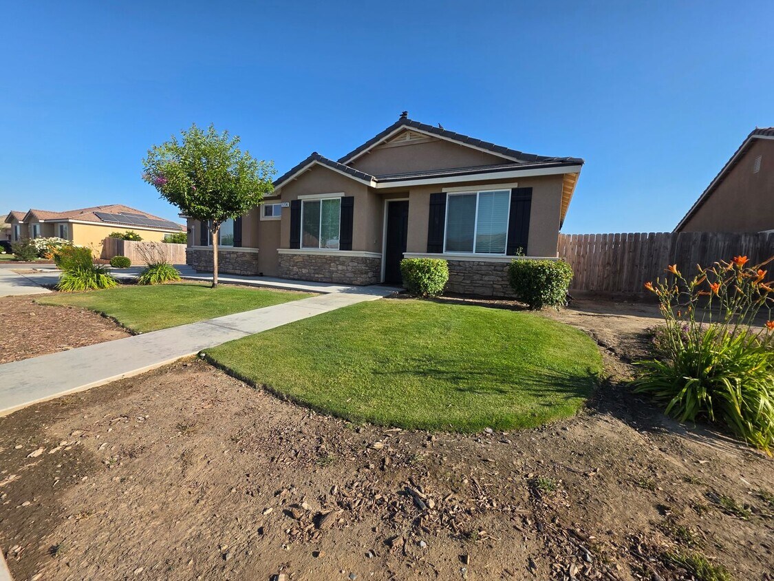 Foto del edificio - Newer 3 Bedroom 2 Bathroom in Tulare! Coming soon!!