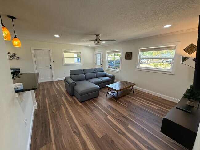 Foto del edificio - 709 Suzette Dr