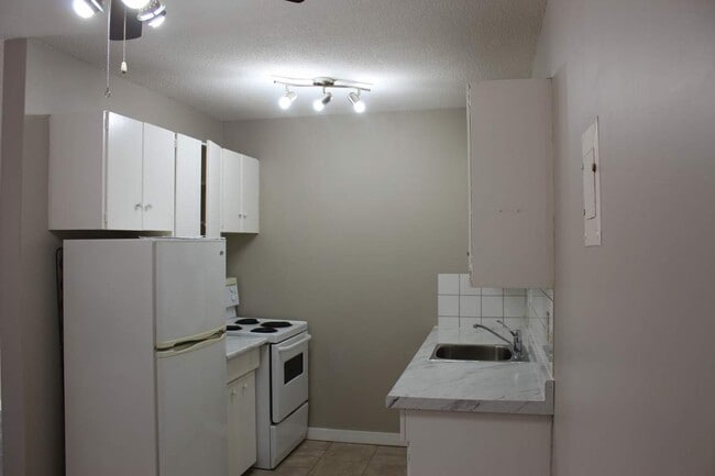 Building Photo - Berkley Manor Apartments