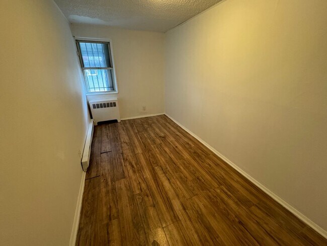 Building Photo - 2 Bedroom Home
