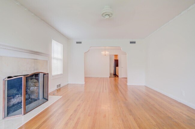 Building Photo - 6307 Kenwood Ave