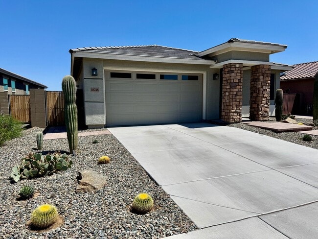Building Photo - Stunning 3 Bedroom plus office/den Single ...