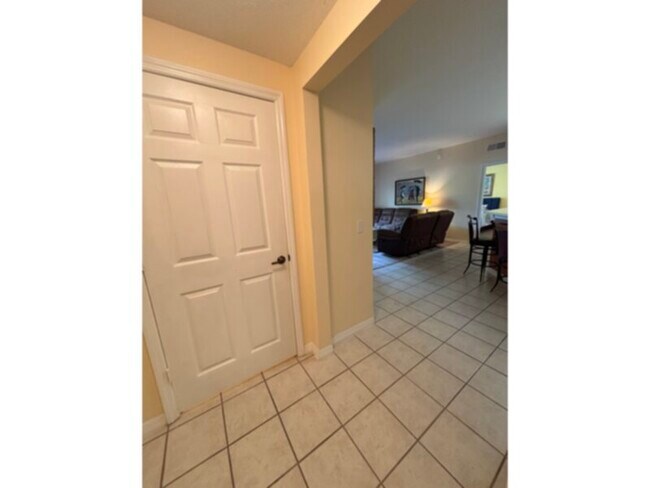 Foto del edificio - Annual 2-bedroom Condo in The Gardens At Beach Walk! Water Included!