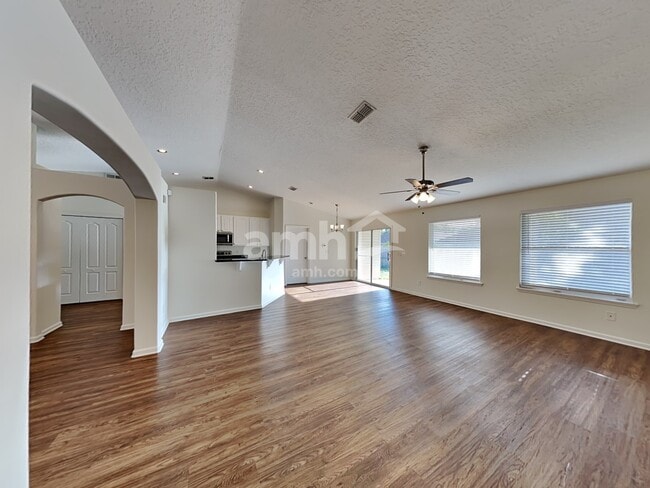 Foto del edificio - 985 Hyannis Port Dr