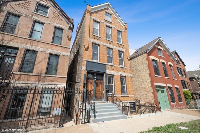 Building Photo - 2034 W Homer St