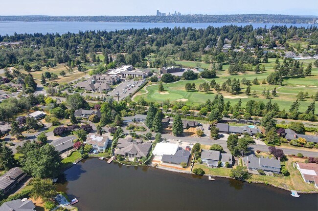 Building Photo - 4Bd+Den/4.5Ba Clyde Hill House
