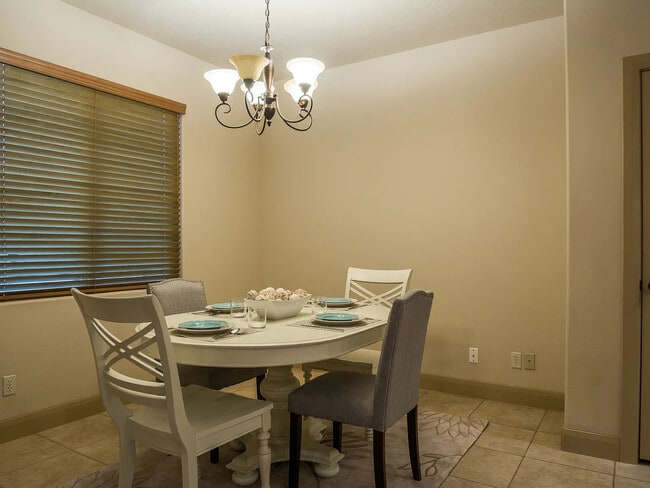 Área de comedor - 2819 S Grass Valley Dr