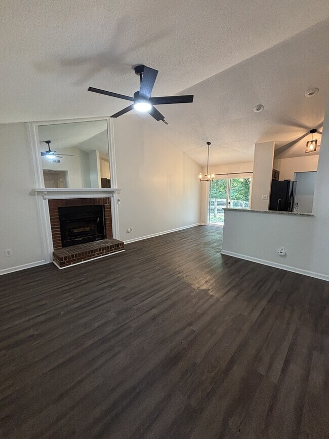 Foto del edificio - Newly Updated 2 BR 2 Full Bath Townhome ne...