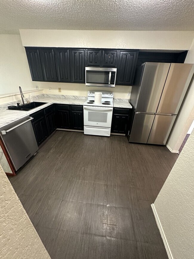 Foto del edificio - AVAILABLE Soon!!!