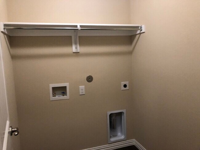 Foto del edificio - 530 Meadowlake Dr