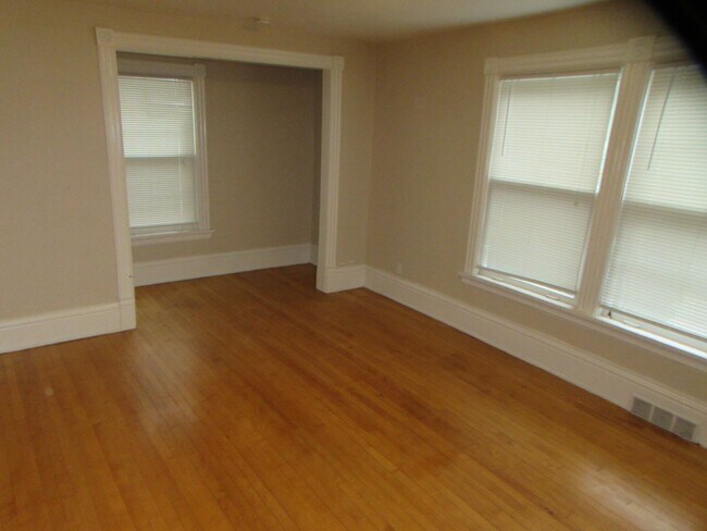 Foto del edificio - (597) - 215-217 N. Blair Street