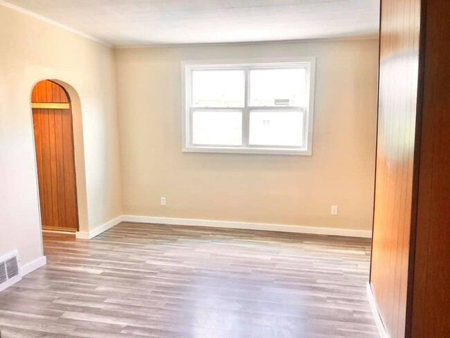 Building Photo - AVAILABLE ON MAY 1! COZY 1 BEDROOM, 2 BATH...