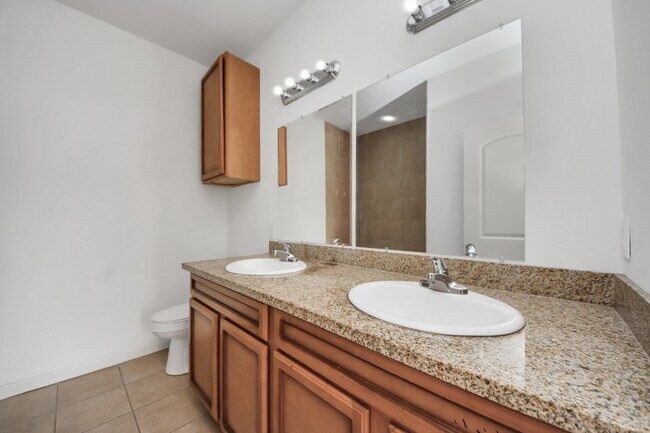 Building Photo - 4335 Oak Ridge Dr