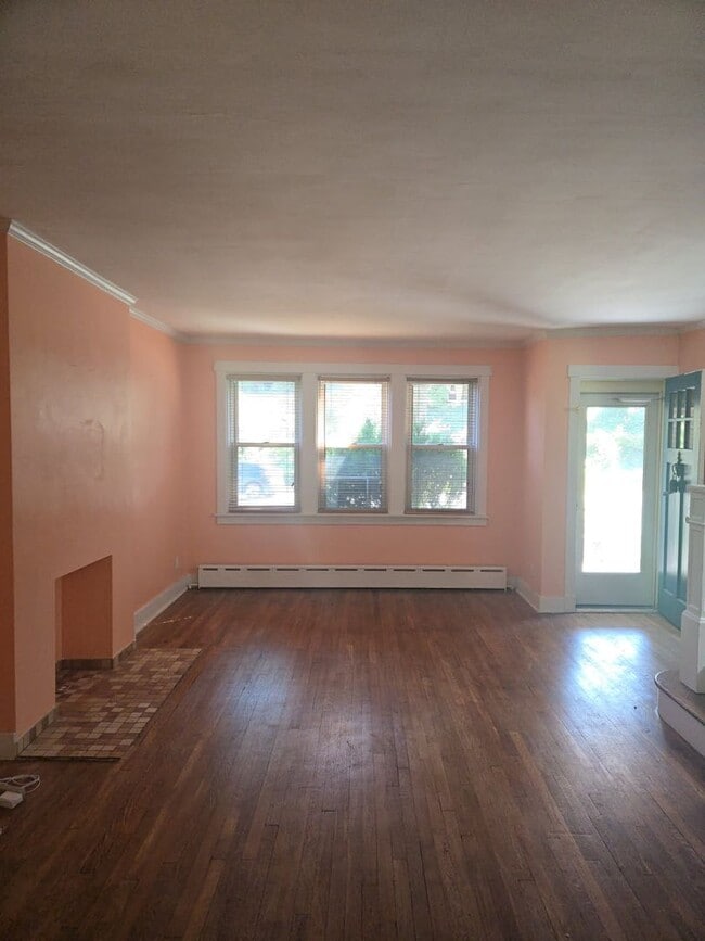 Building Photo - Spacious 3-Bedroom Home w/ Parking & Centr...